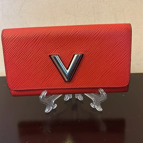 EUC Beautiful twist lock red wallet with silverr hardwaree!!!Full inclusion!!! - Picture 2 of 8